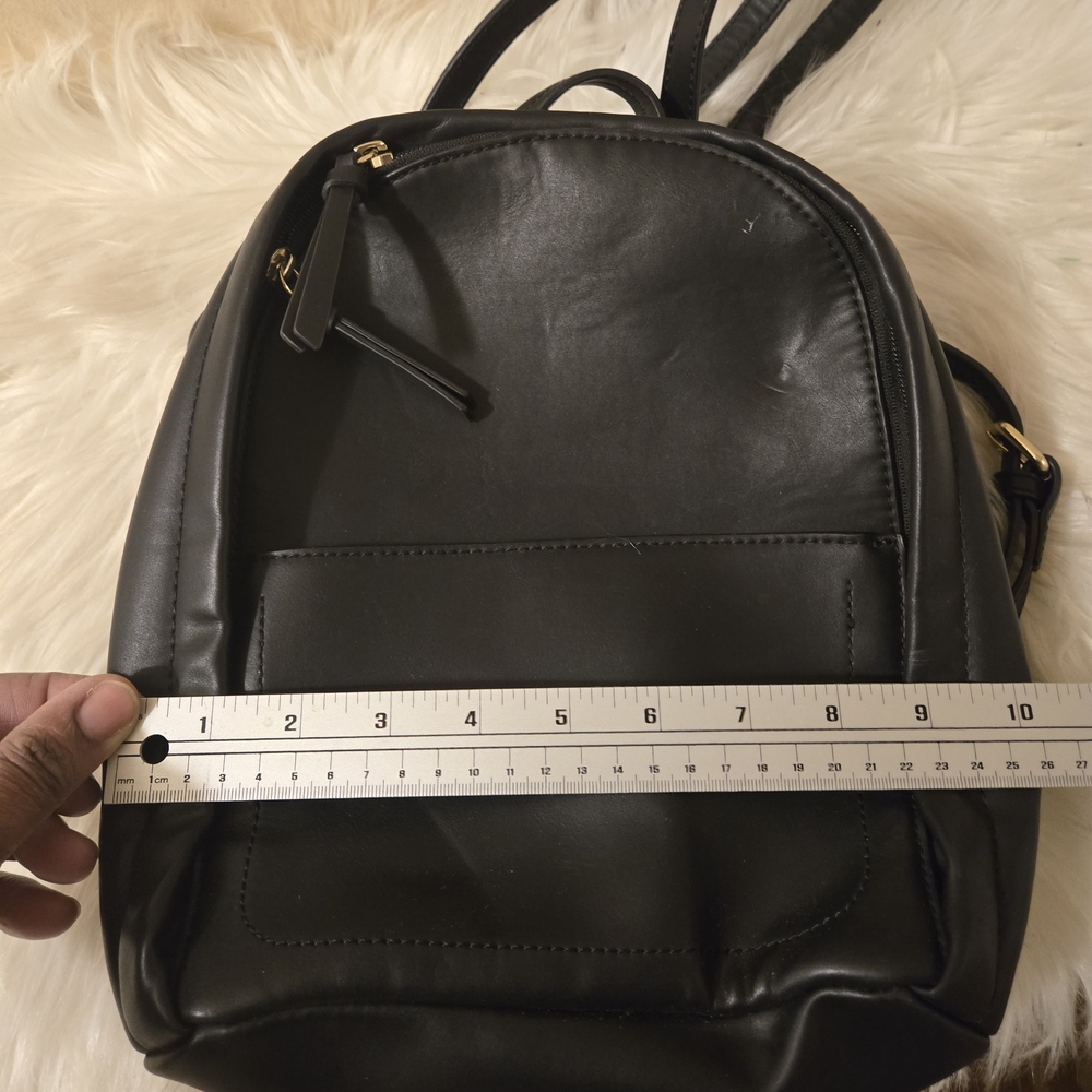 GAP Small Black Backpack with Pockets - Picture 9 of 11